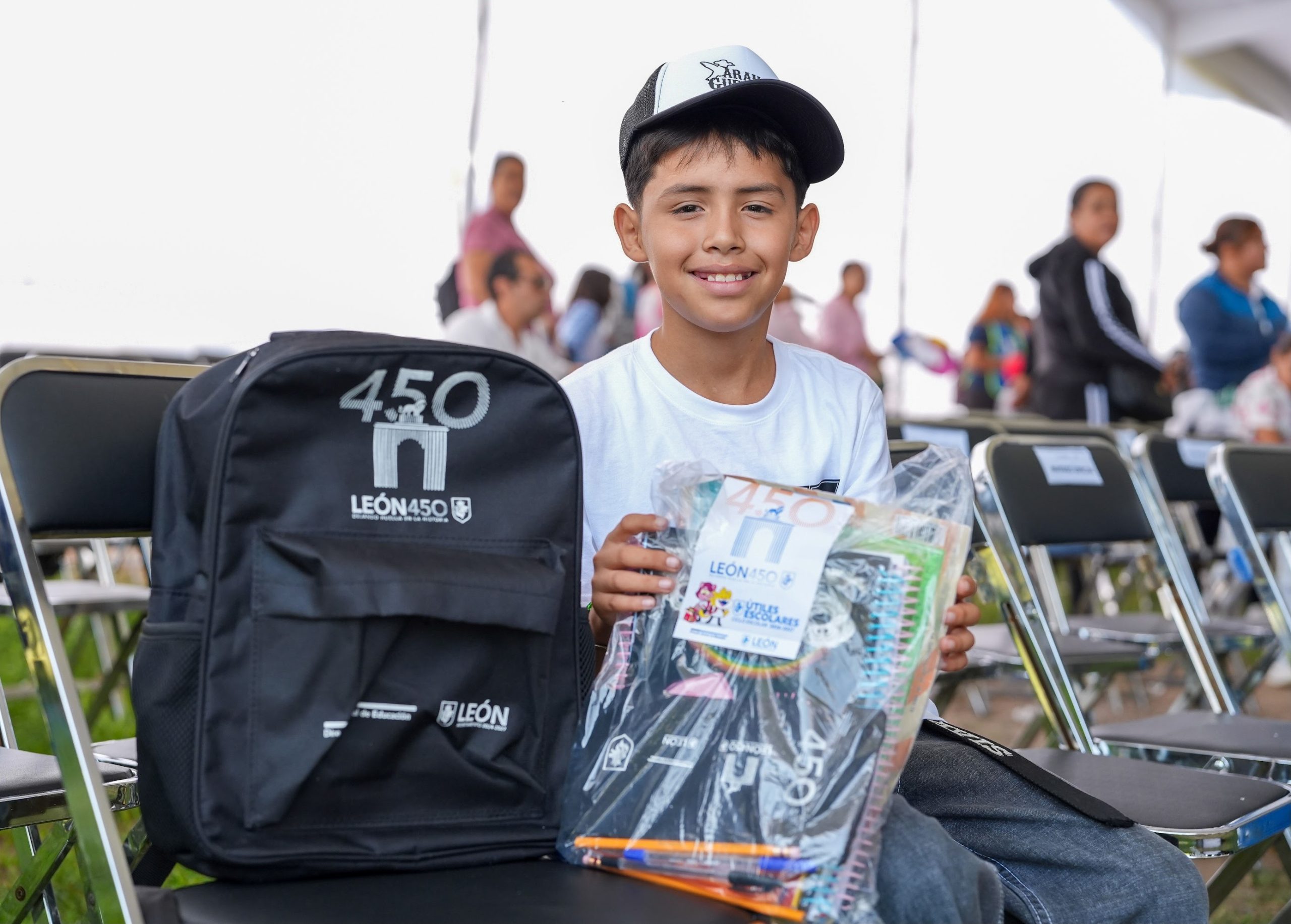 León fortalece apoyo a estudiantes con más becas, útiles y mejores escuelas